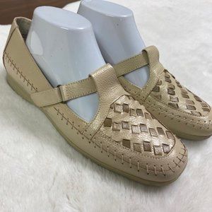 LIKE NEW Mushrooms‎ Leather Woven Loafers Mary Janes Slip on, size 9
